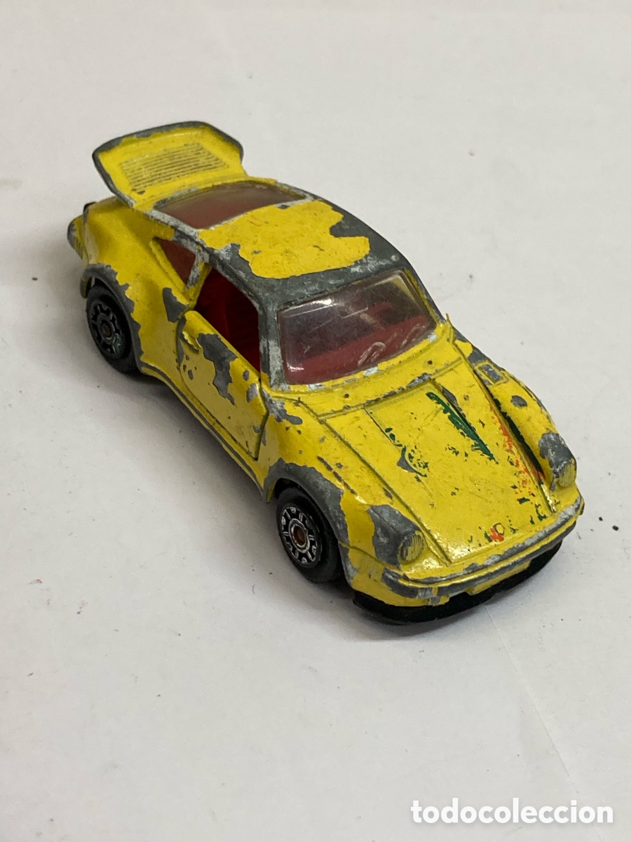 Coches a escala: Miniatura coche de juguete Majorette Porsche Turbo amarillo vintage con se&ntilde;ales claras de desgaste