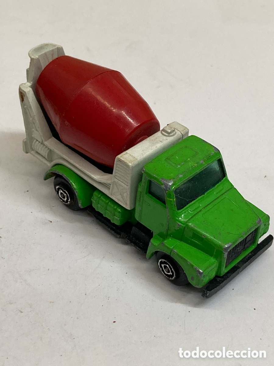 Coches a escala: Miniatura cami&oacute;n hormigonera de juguete marca Guisval, modelo Volvo.