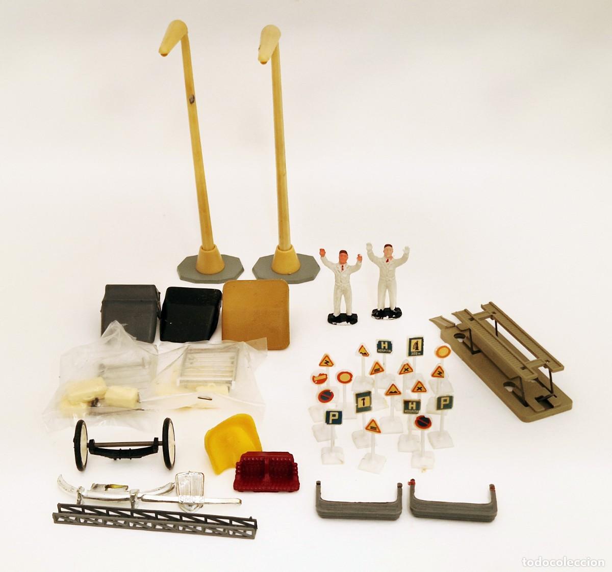 Model Cars: LOTE ACCESORIOS RECAMBIOS SE&Ntilde;ALES DE TRAFICO Y FAROLAS MINI CARS ANGUPLAS Y EKO