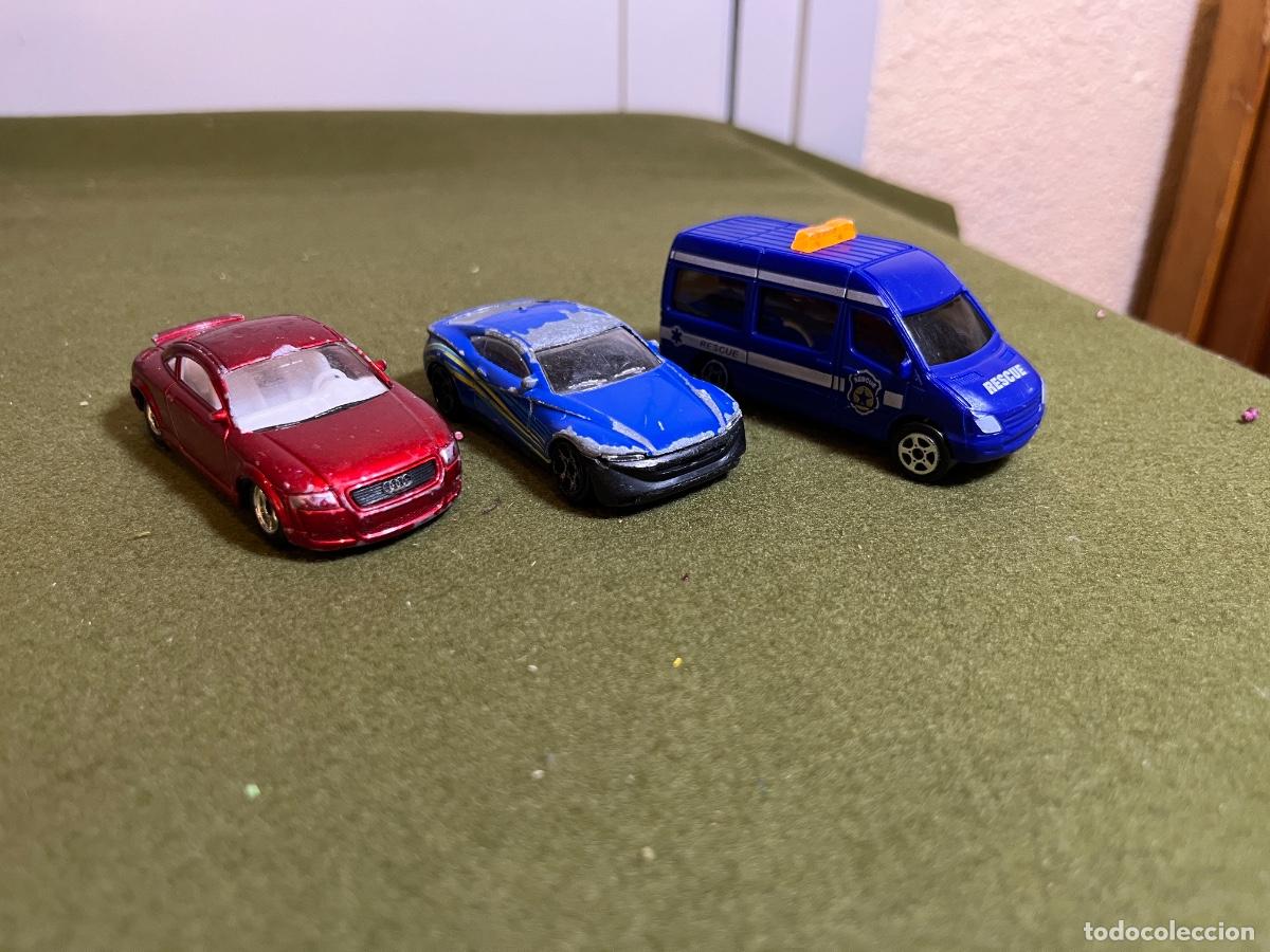 Model Cars: Lote de 3 coches met&aacute;licos a escala RMZ City y modelos gen&eacute;ricos &ndash; Furg&oacute;n Rescue, deportivo y coche
