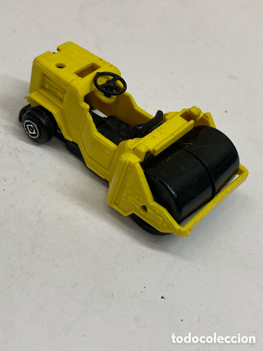 Coches a escala: Miniatura Guisval, espec&iacute;ficamente una apisonadora de color amarillo