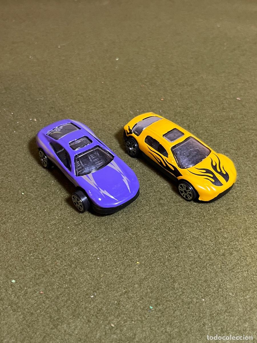 Voitures &agrave; l'&eacute;chelle: Lote de 2 coches met&aacute;licos de juguete deportivos gen&eacute;ricos &ndash; Color morado y amarillo &ndash; Escala 1:64 &ndash;