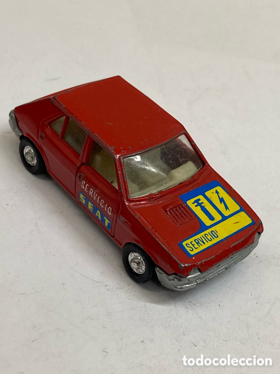Coches a escala: coche de juguete es una miniatura roja del Seat Ritmo CLX, fabricada en metal por la marca Mira