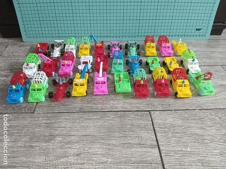 Coches a escala: Lote 30 coches pl&aacute;stico Gr&uacute;as Land Rover Santana de Ruiz Safaris Jeeps b&oacute;lidos Kiosco a&ntilde;os 70/80