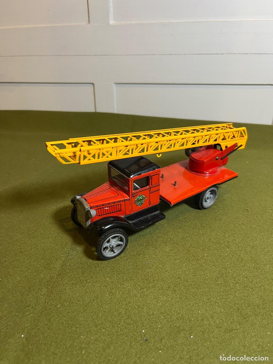 Auto in scala: Cami&oacute;n de bomberos Kovap Hawkeye Type E Fire Engine escalera hojalata 1:32 Rep&uacute;blica Checa