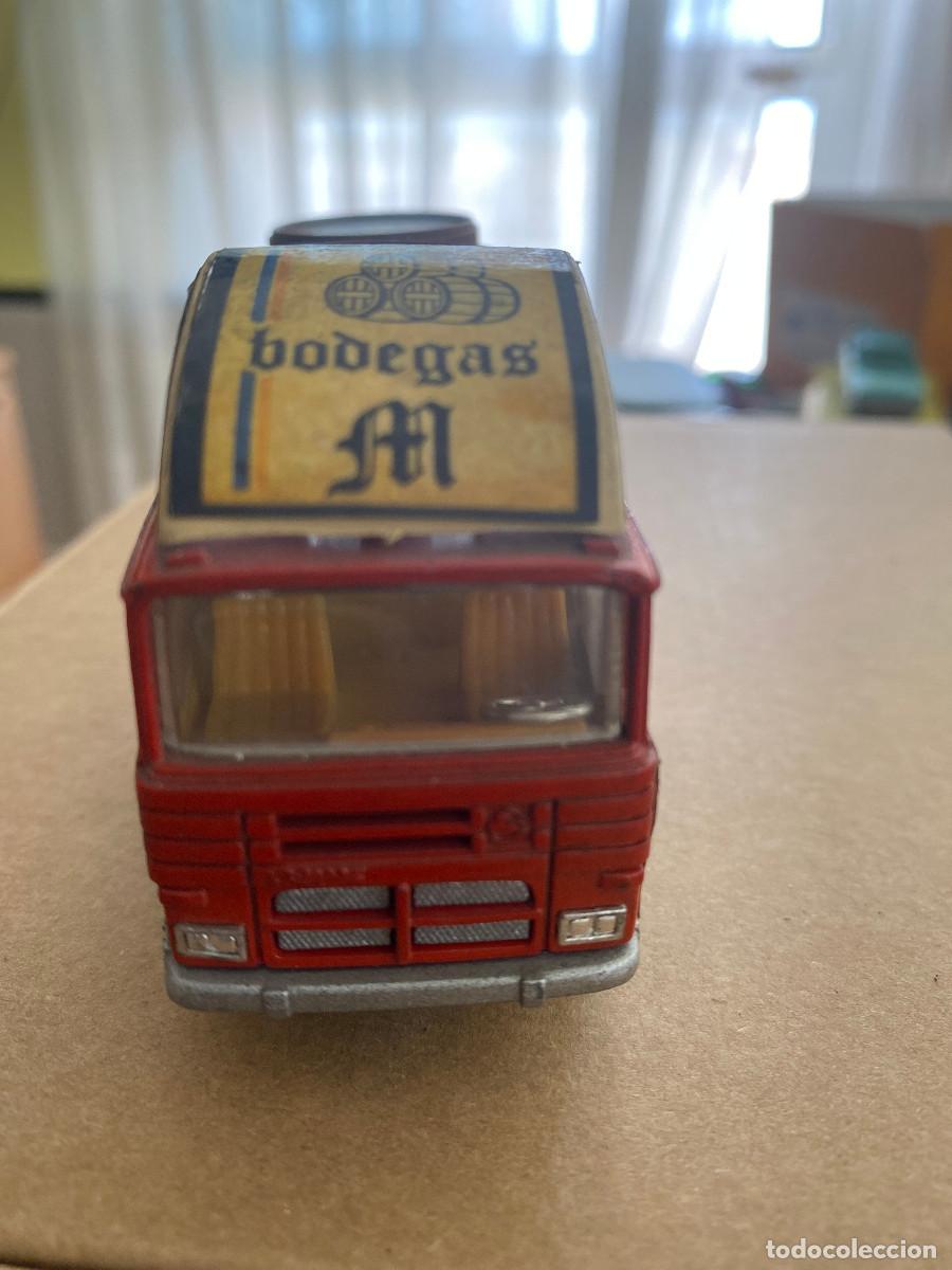Auto in scala: ANTIGUO CAMI&Oacute;N PEGASO TRANSPORTE DE VINO DE BODEGAS M DE MIRA SERIE CAMIONCETE ESCALA 1/64