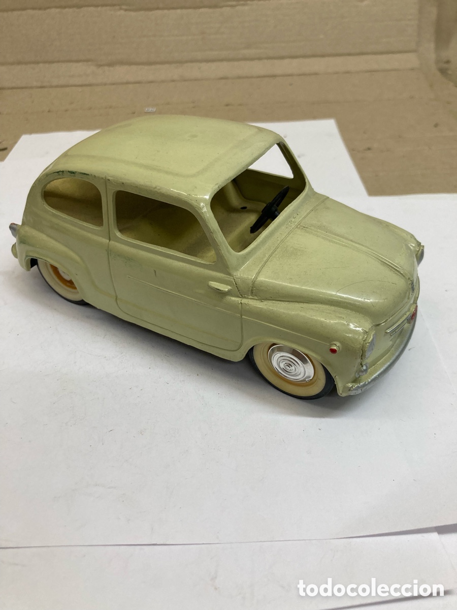 Coches a escala: coche de juguete antiguo modelo Seat 600 o Fiat 600 de color beige