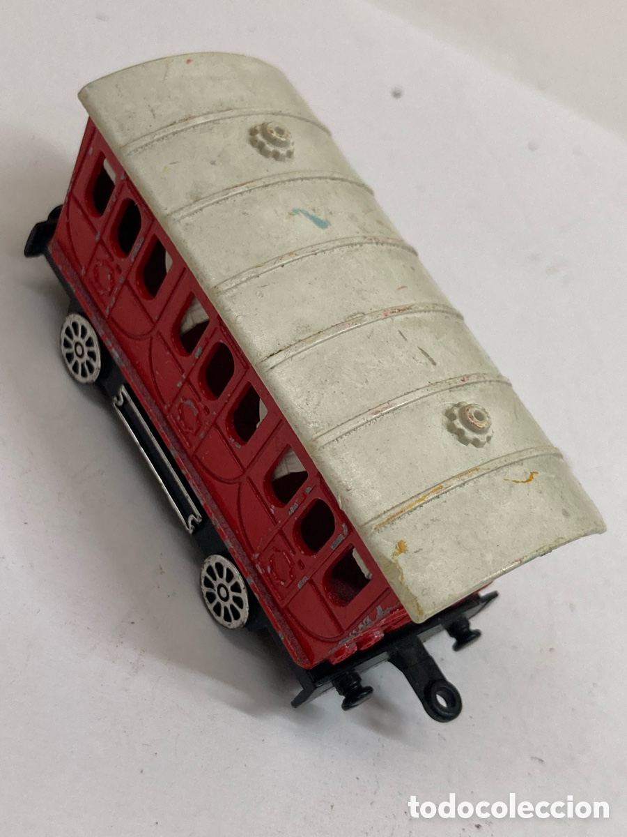 Coches a escala: vag&oacute;n de tren de pasajeros de juguete marca Majorette de color rojo