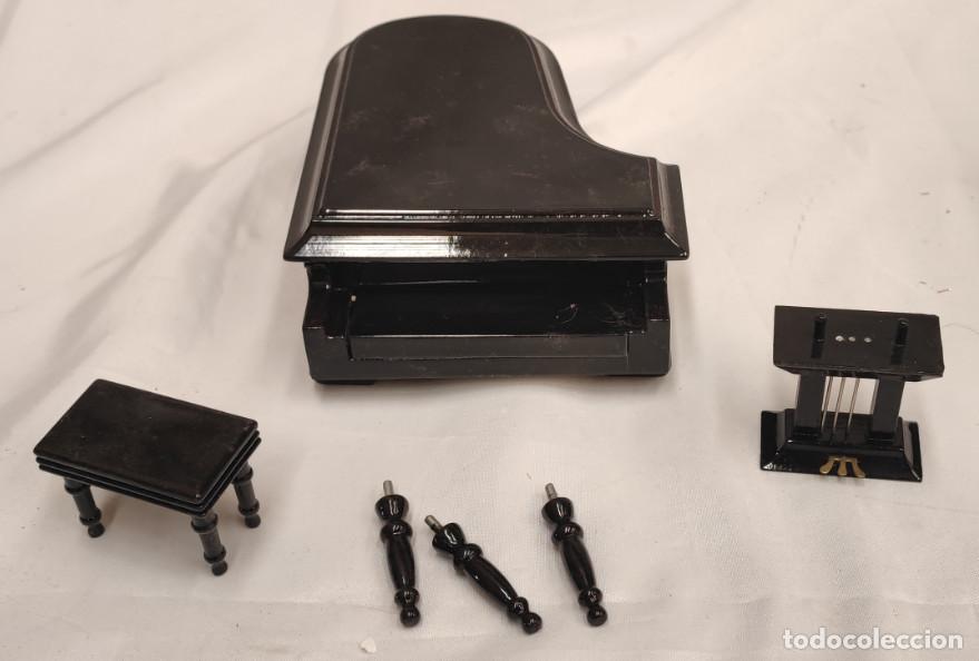 Coches a escala: CAJA DE MUSICA EN FORMA DE PIANO