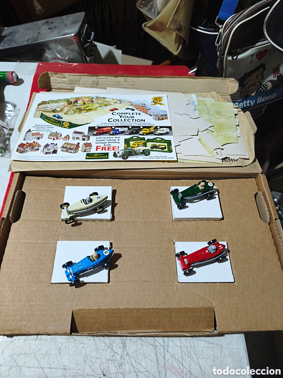 Coches a escala: The Spirit Brooklands Caja con circuito y 4 coches Lledo