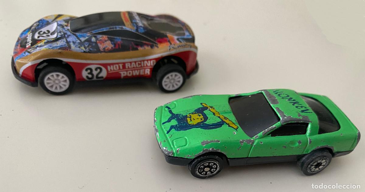 Coches a escala: 2 cochecitos infantiles met&aacute;licos. 7 cm. de largo. Muy jugados, un poco gastados.