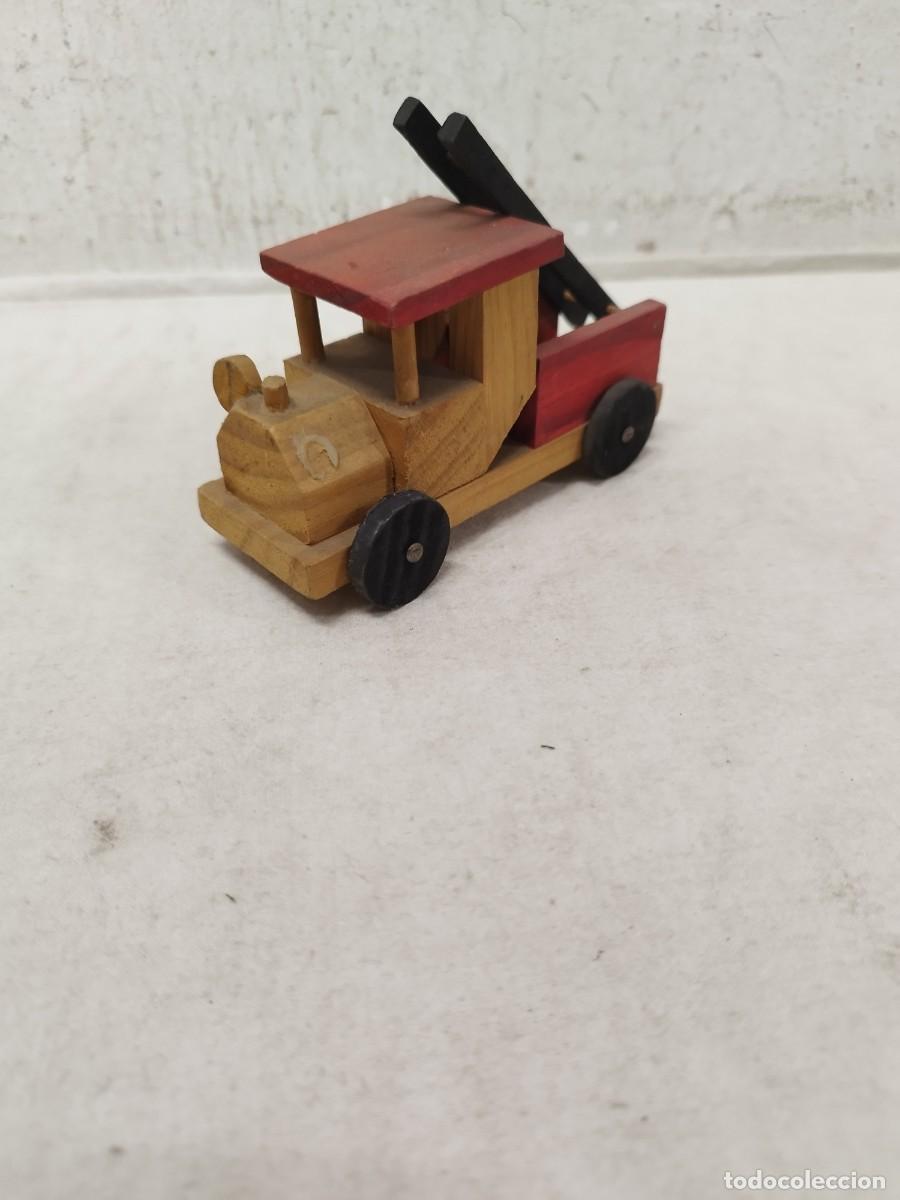 Coches a escala: Antiguo camion de bomberos de juguete, en madera.