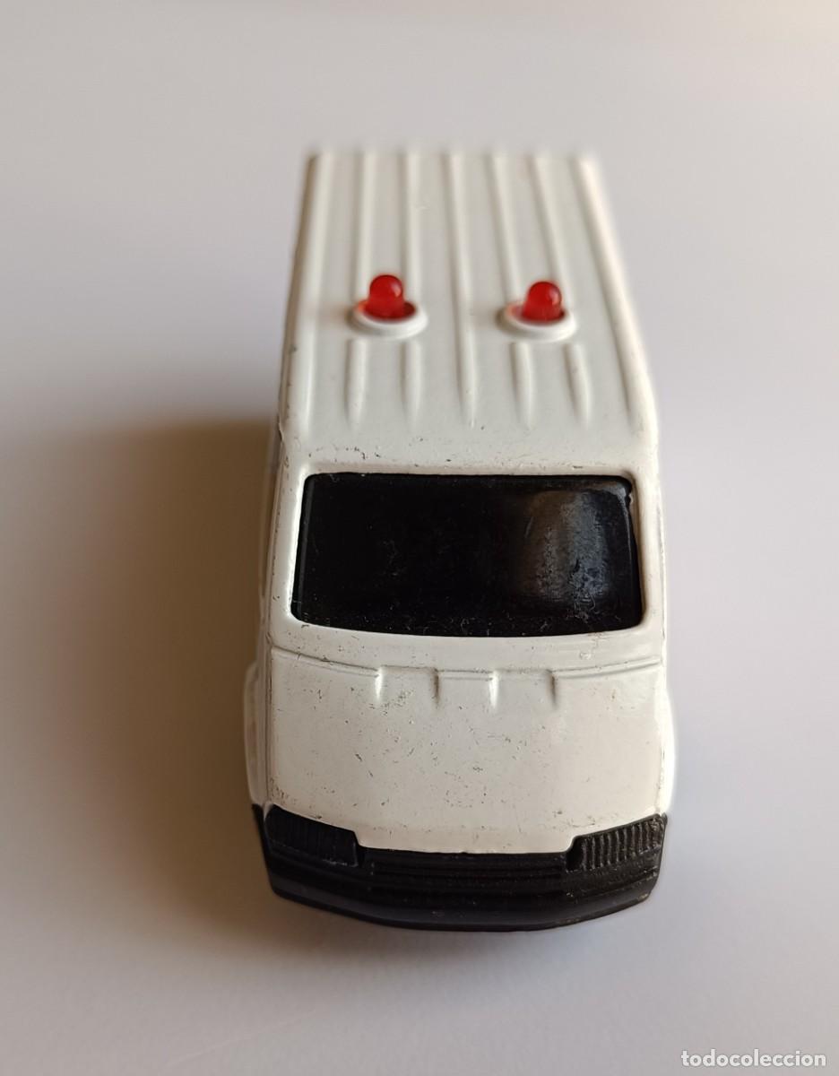 Coches a escala: MAJORETTE AMBULANCE FORD TRANSIT - SONIC FLASHERS - ECH 1/60 - Foto 3