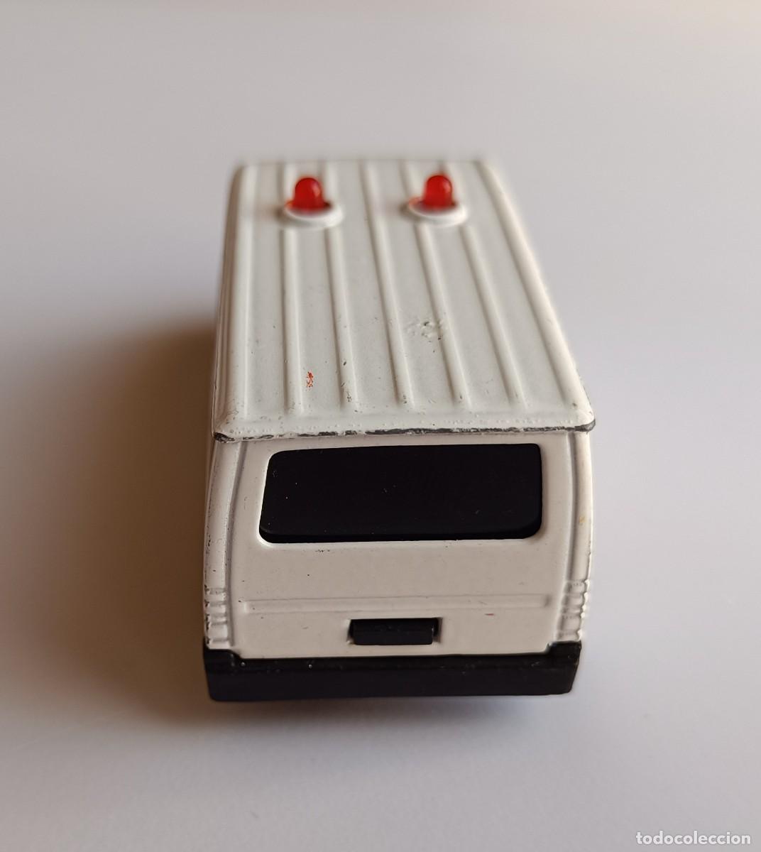 Coches a escala: MAJORETTE AMBULANCE FORD TRANSIT - SONIC FLASHERS - ECH 1/60 - Foto 4