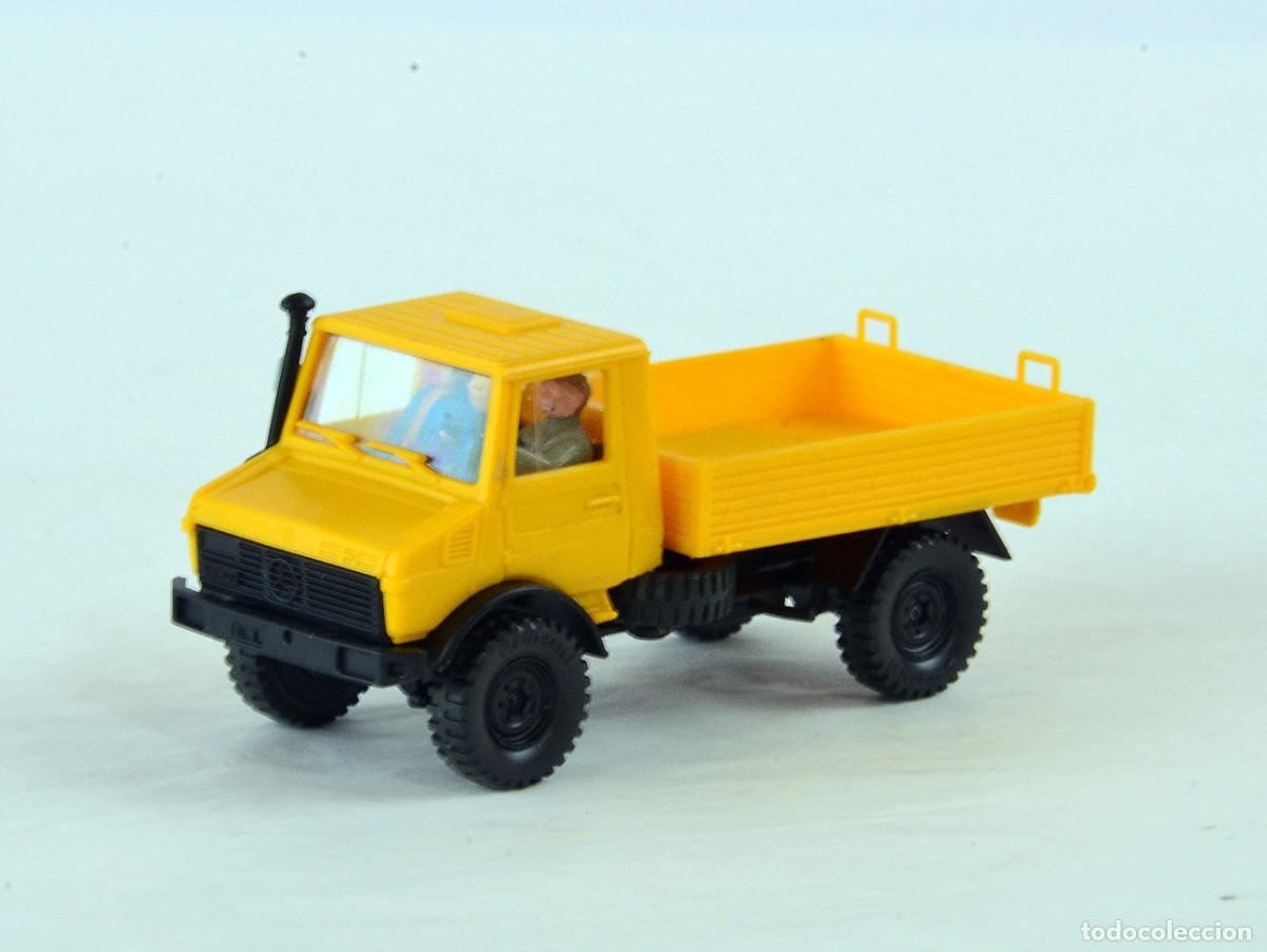 Coches a escala: Roco Escala H0 1:87 Unimog 1700L Amarillo con Figuras