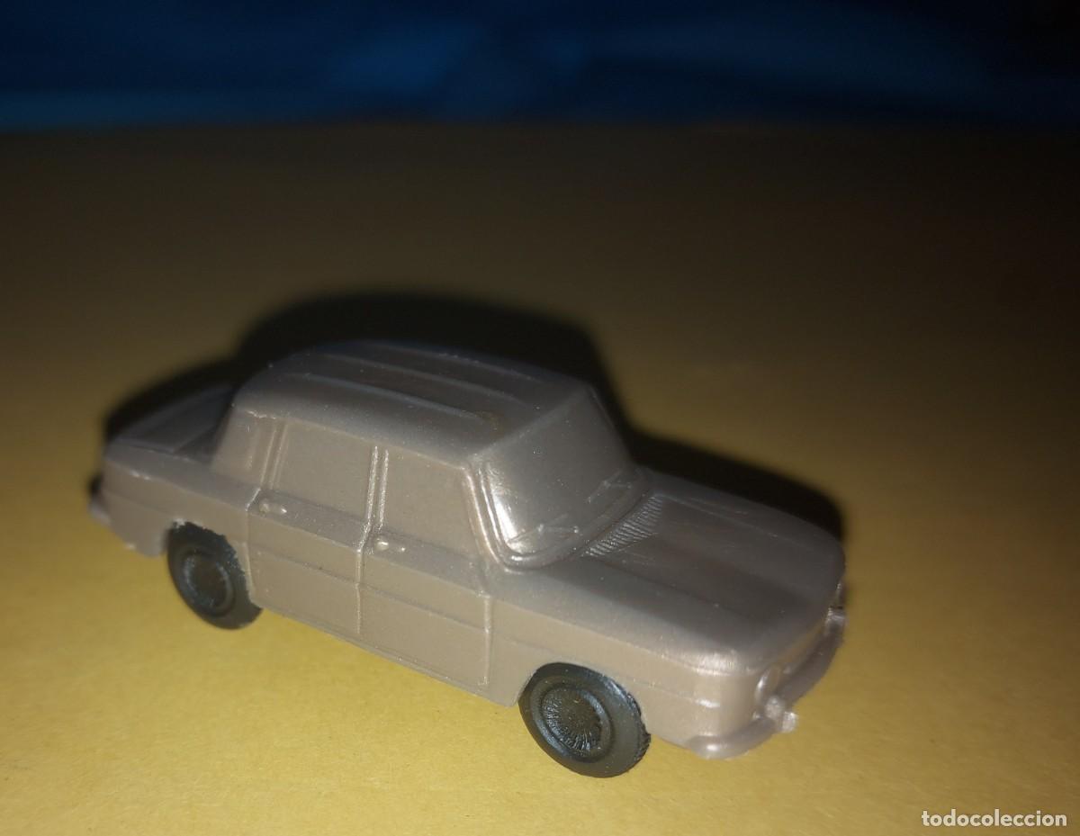 Coches a escala: Renault 8 R-8, fabricado en pl&aacute;stico, esc. 1/60, Premium Detergentes ESE, original a&ntilde;os 60.