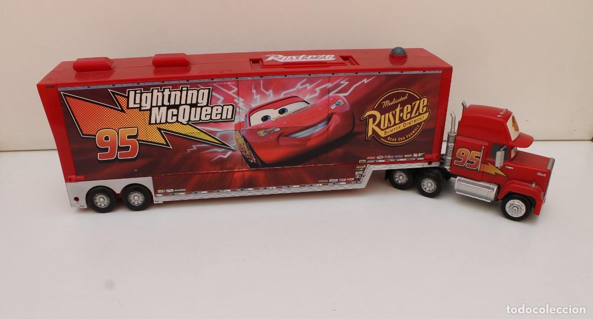 Coches a escala: CAMION PORTA COCHES MACK DE RAYO MCQUEEN, CON 7 COCHES DE CARS- DISNEY