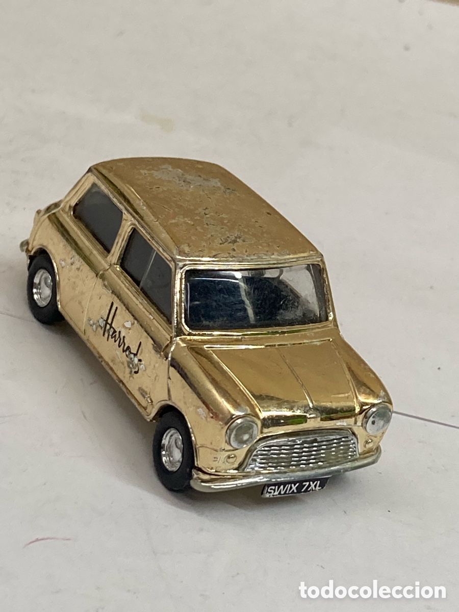 Coches a escala: coche de juguete Corgi 24ct Gold-plated 50th Anniversary Austin Mini con un acabado dorado