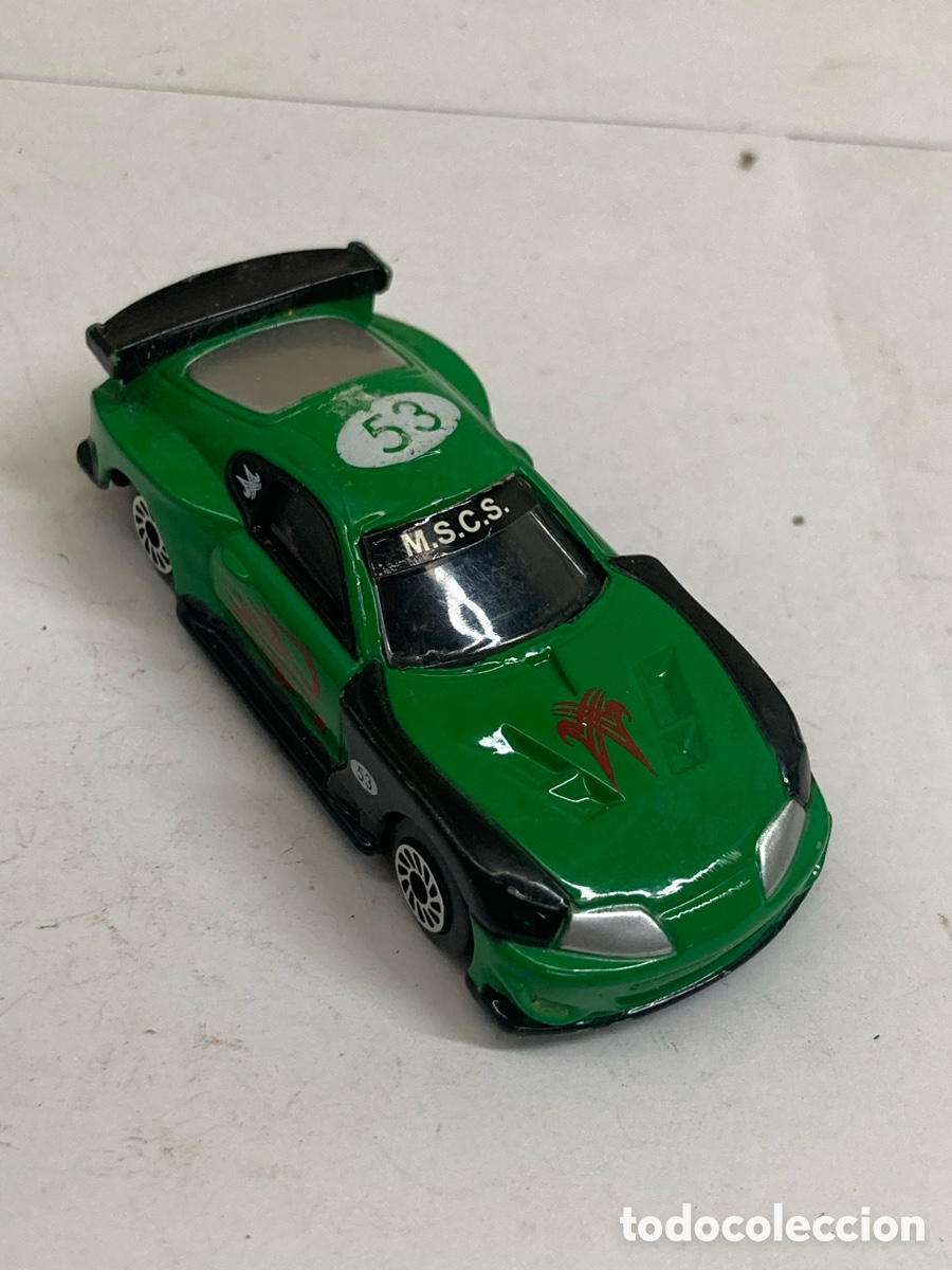 Coches a escala: modelo a escala 1/64 de un Toyota Supra Mk IV de 2002.