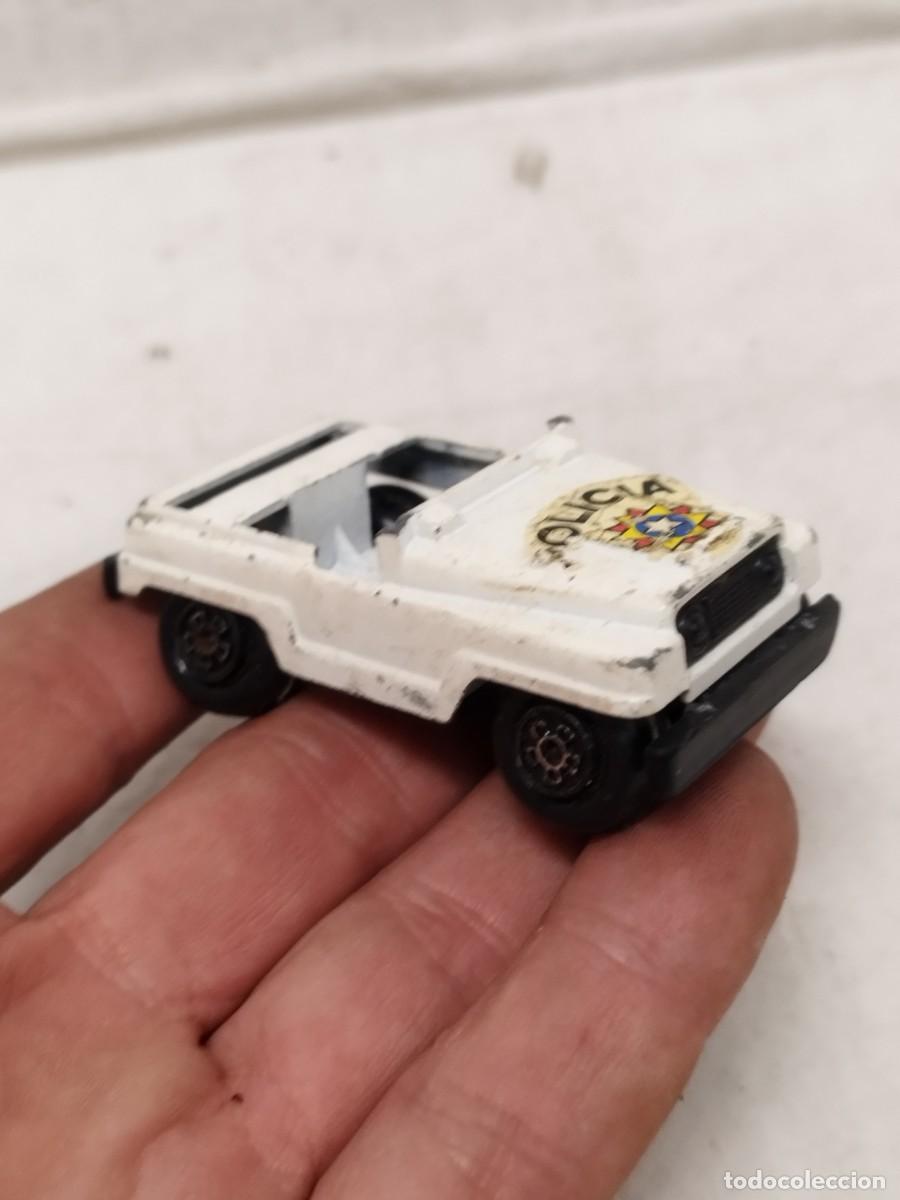 Coches a escala: Antiguo peque&ntilde;o coche de juguete, policia. Jeep color blanco. En el estado que se ve en las fotos.