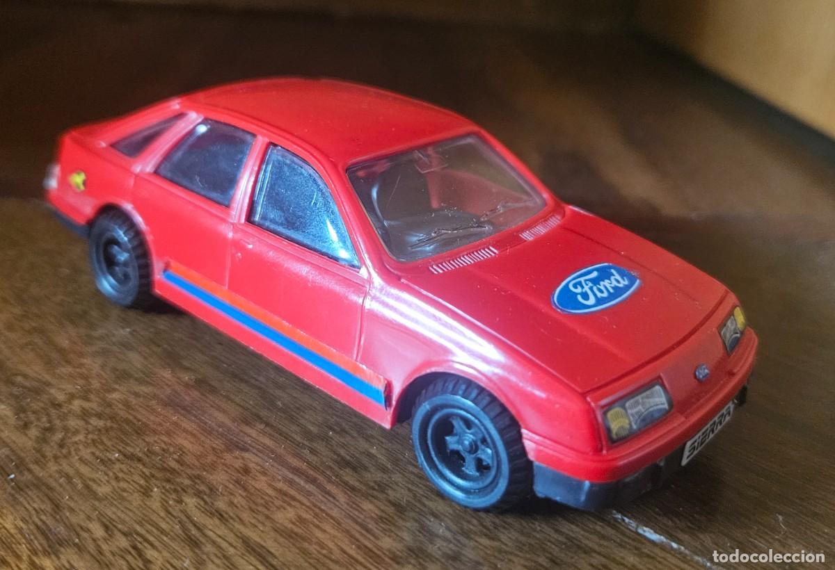 Coches a escala: TRANSPLASTIC Ford Sierra rojo pl&aacute;stico