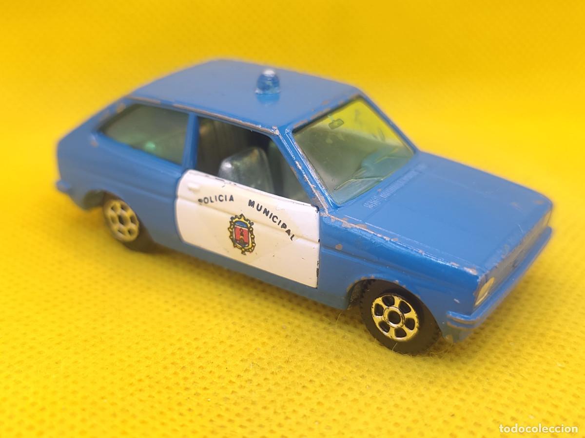 Coches a escala: Pilen Ford fiesta Polic&iacute;a municipal MOD 806