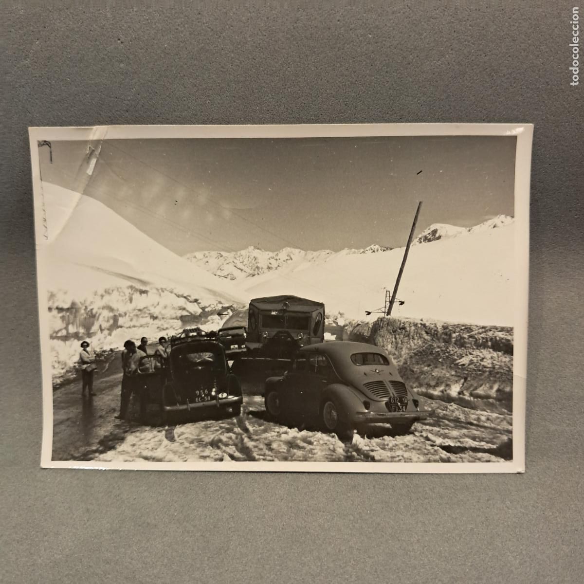 Coches a escala: Antigua Fotograf&iacute;a, dos Renault 4 4 y m&aacute;quina quitanieves en el Coll d'Envalira, Andorra a&ntilde;o 1963