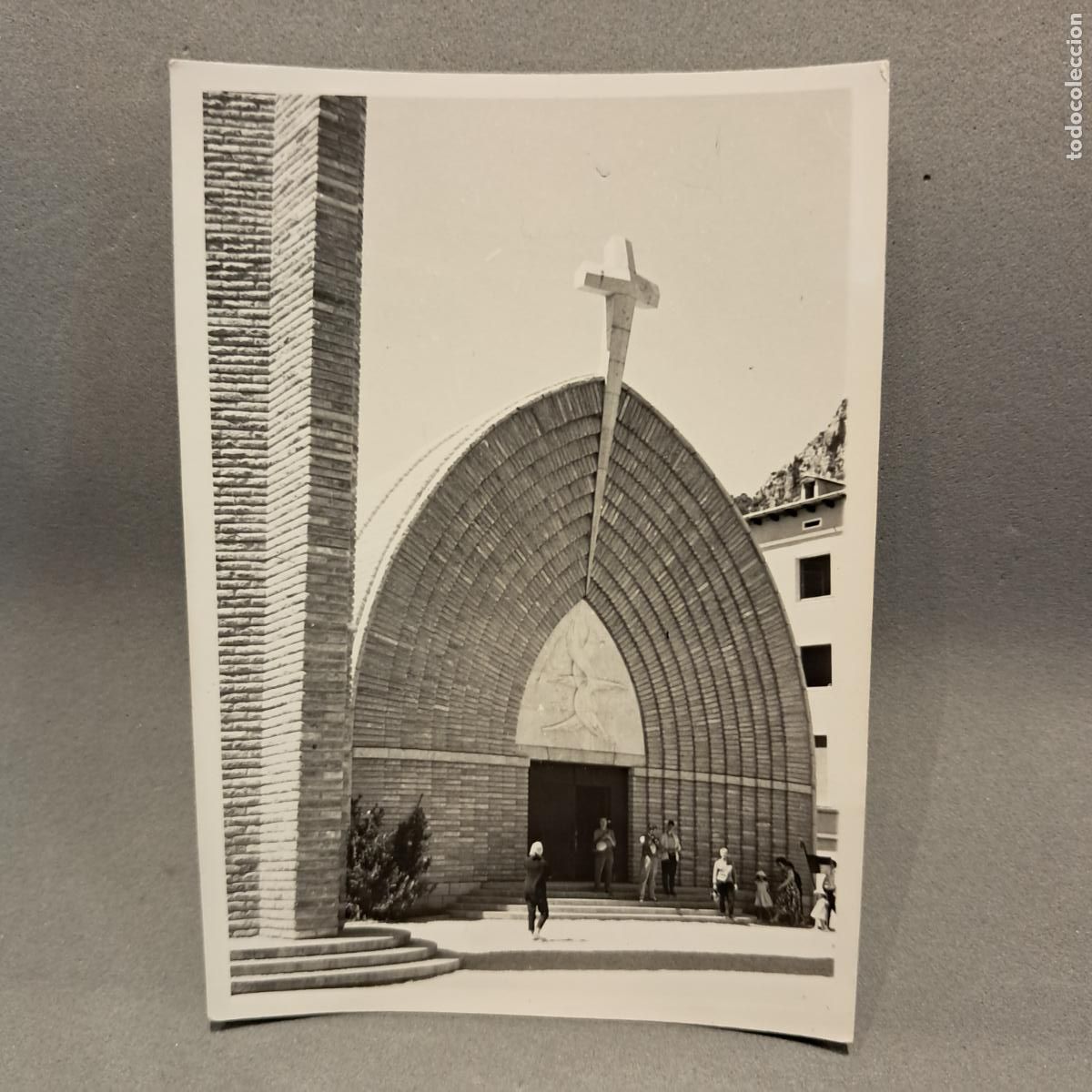 Coches a escala: Antigua Fotograf&iacute;a, fachada principal de la Iglesia Nueva de la Asunci&oacute;n en Pont de Suert, a&ntilde;o 1963