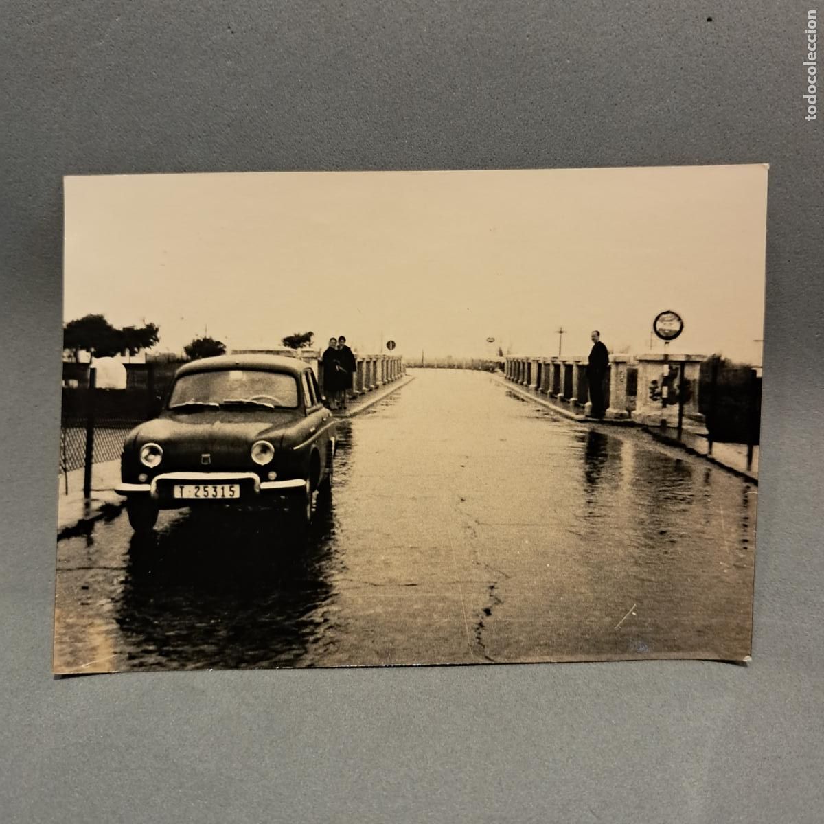 Coches a escala: Antigua Fotograf&iacute;a de un Renault Dauphine en un puente de los aleda&ntilde;os de Valencia, a&ntilde;o 1963