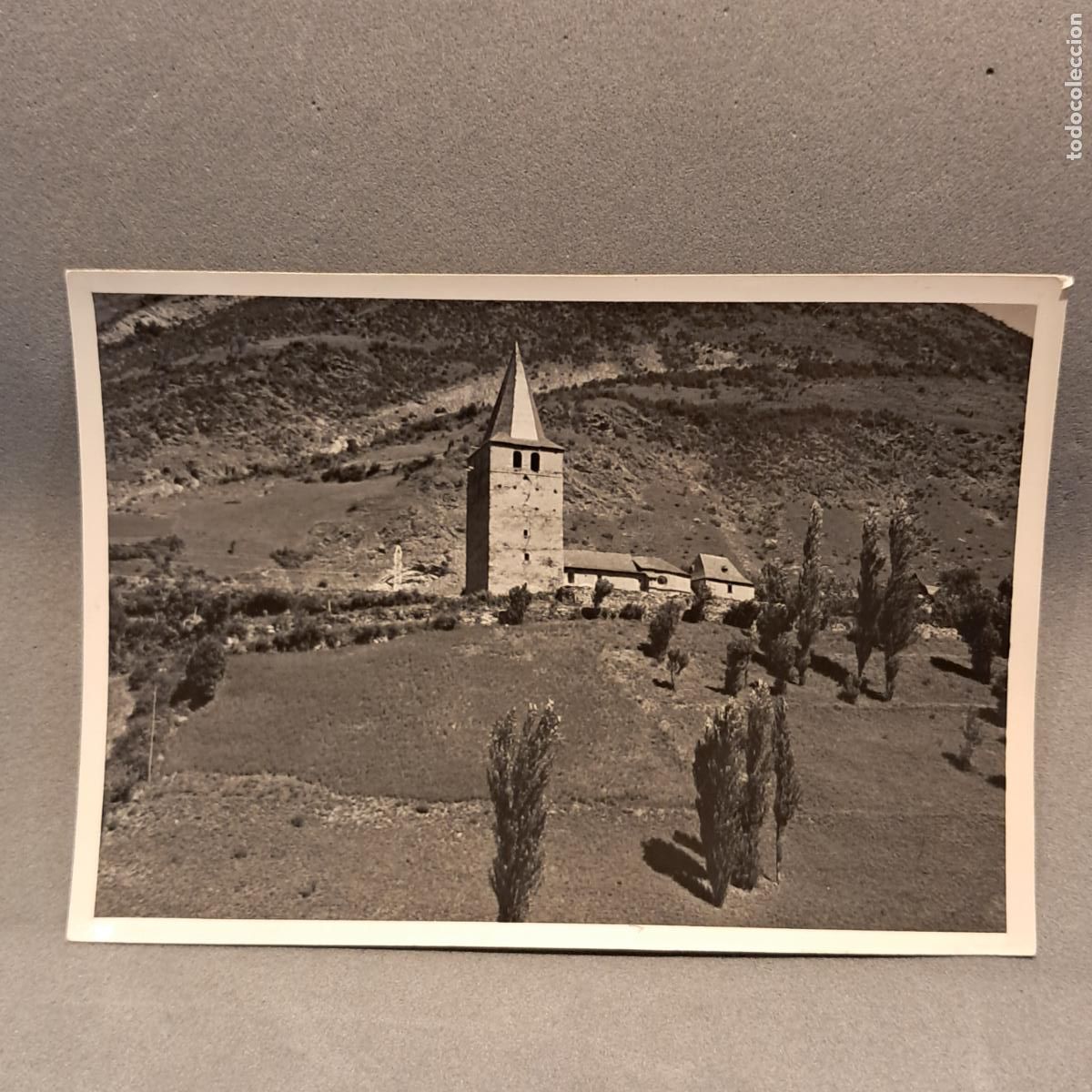 Coches a escala: Antigua fotograf&iacute;a de una vista de la Iglesia de Sant Juli&agrave; en Gar&ograve;s, Valle de Aran, a&ntilde;o 1963