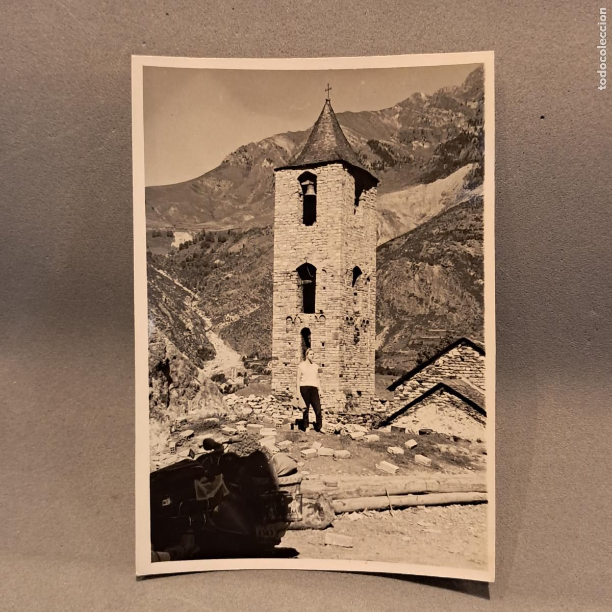 Coches a escala: Antigua fotograf&iacute;a de el campanario rom&aacute;nico de la iglesia de Sant Joan de Bo&iacute;, Valle de B, a&ntilde;o 1963
