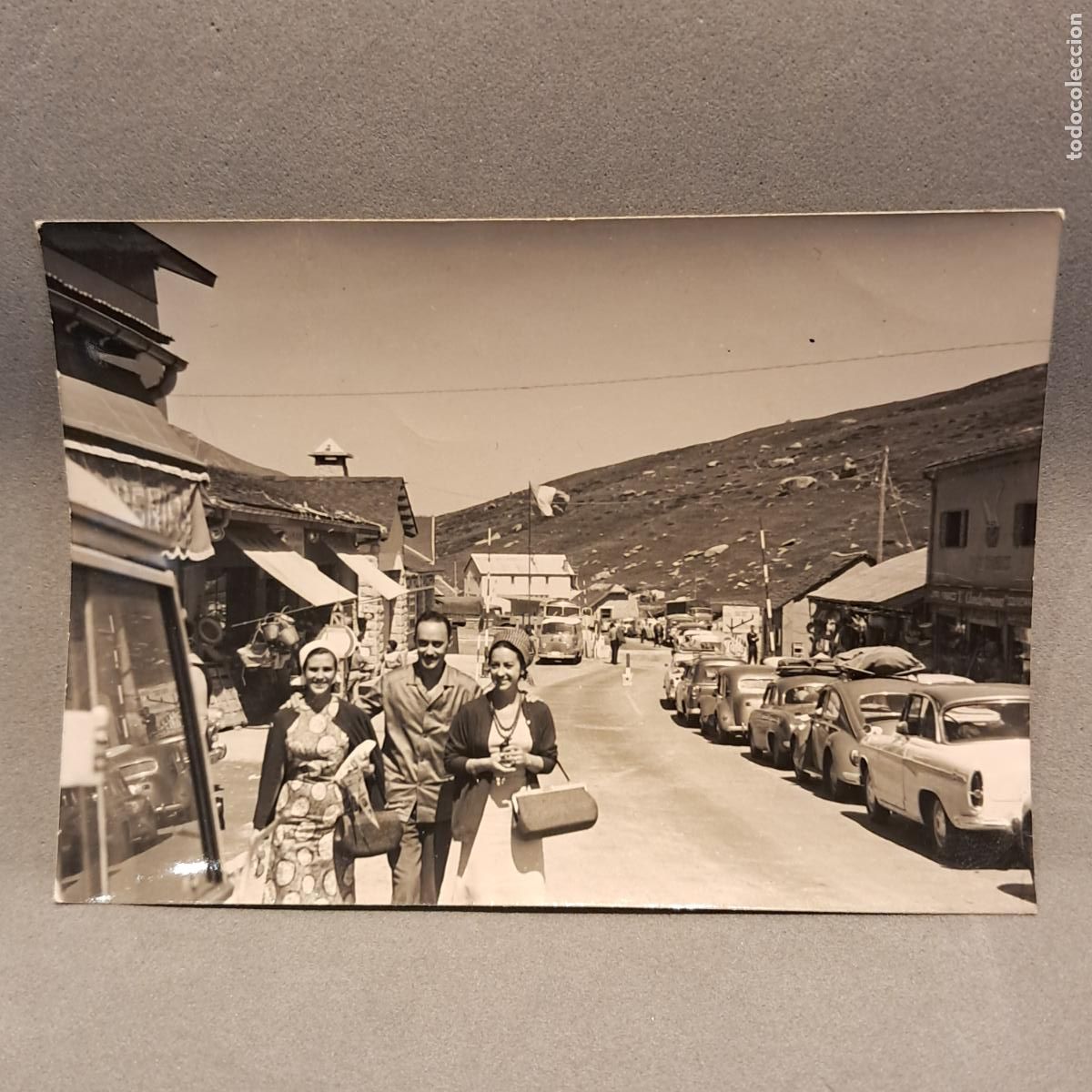 Coches a escala: Antigua fotograf&iacute;a de una avenida principal en el Pas de la Casa, Andorra, a&ntilde;o 1963