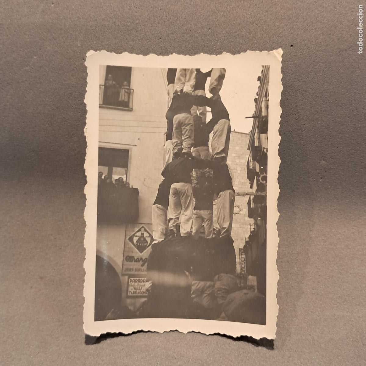 Coches a escala: Antigua fotograf&iacute;a, Tronc de un 4 de 8, Colla Joves Xiquets de Valls, Castells. Foto Gur&iacute;, a&ntilde;os 50