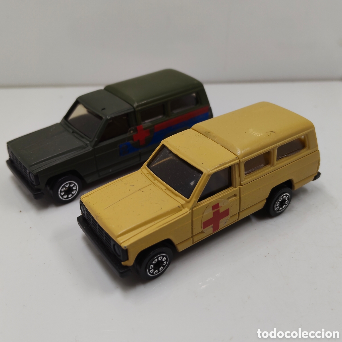 Coches a escala: Lote dos coches Datsun Guisval ejercito y cruz roja
