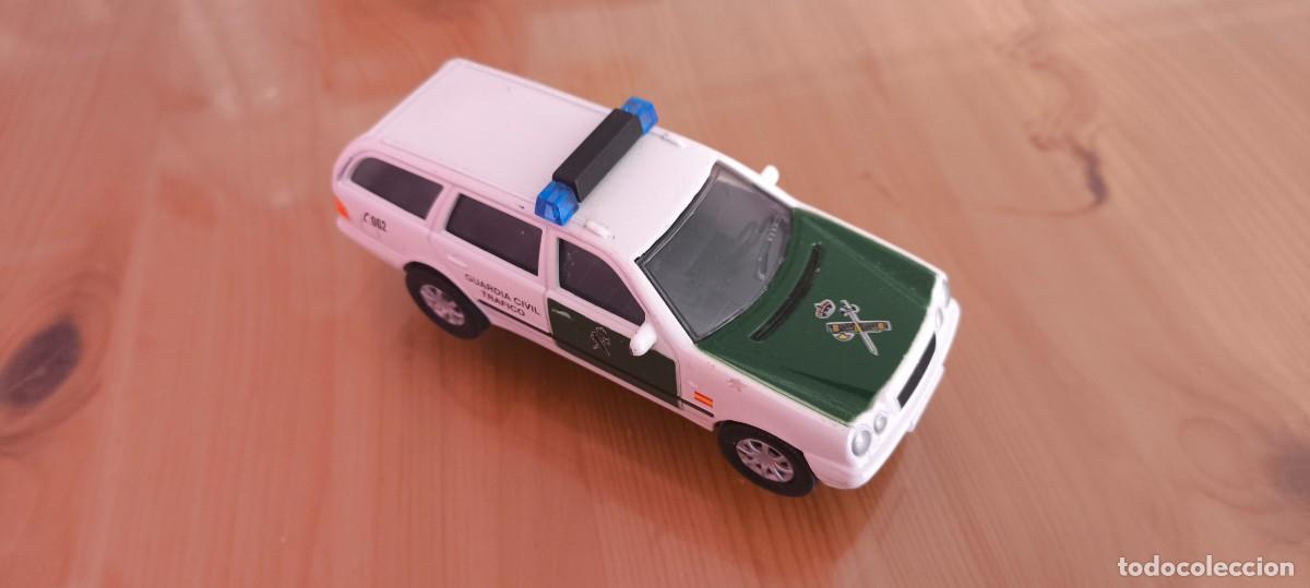Coches a escala: COCHE GUARDIA CIVIL DE TRAFICO , MARCA ATOSA CON PEANA