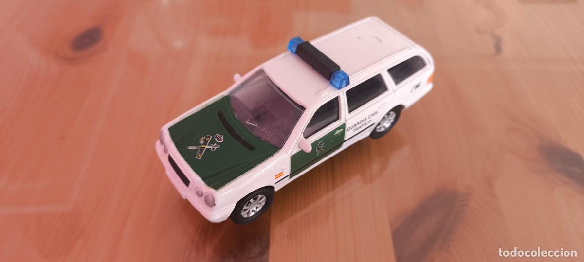 Coches a escala: COCHE GUARDIA CIVIL DE TRAFICO , MARCA ATOSA CON PEANA