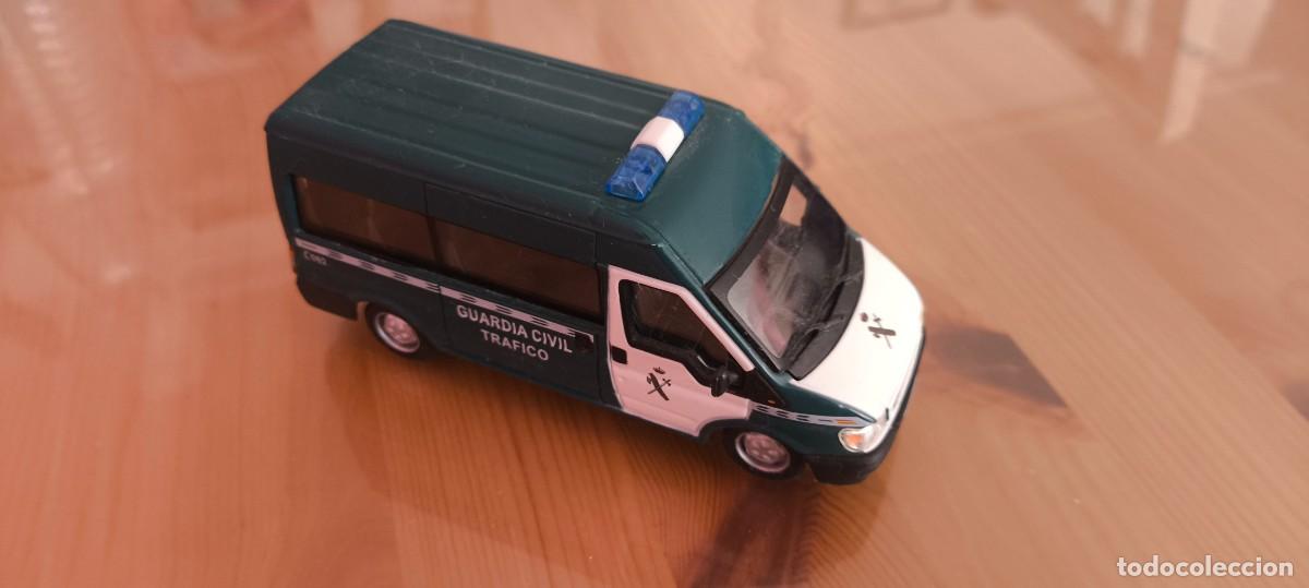 Coches a escala: COCHE FURGON ATESTADOS GUARDIA CIVIL DE TRAFICO , MARCA ATOSA CON PEANA