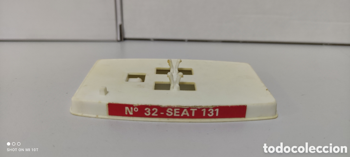 Coches a escala: BASE URNA GUISVAL SEAT 131 PEANA COCHE ESCALA 1/64
