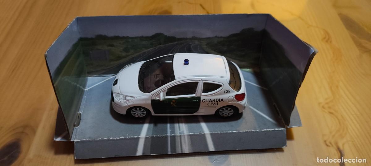 Coches a escala: COCHE GUARDIA CIVIL , PEUGEOT 207
