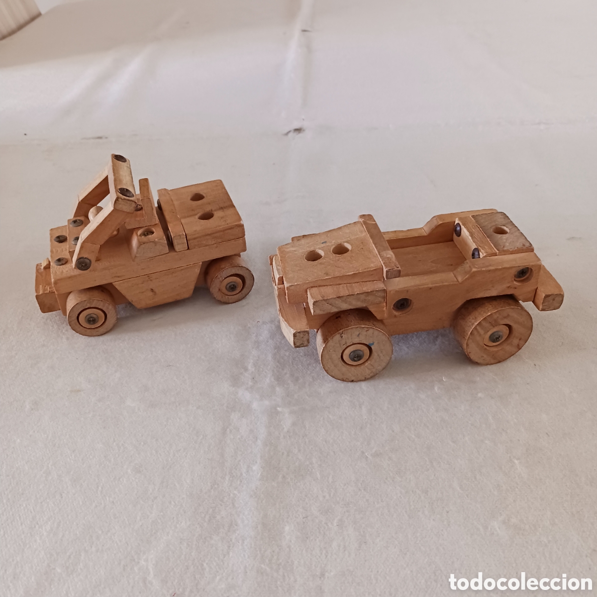 Coches a escala: 2 veh&iacute;culos todo terreno en madera