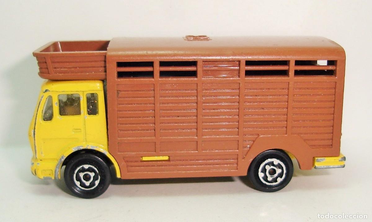 Coches a escala: CAMION MERCEDES TRANSPORTE DE GANADO MAJORETTE ESCALA 1:100 LOTE 368