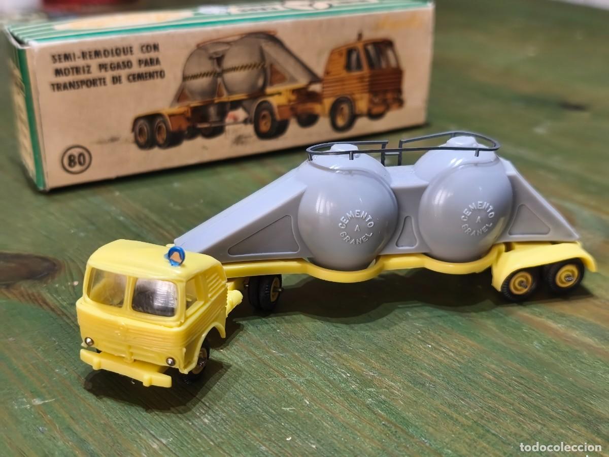 Coches a escala: Semi remolque con motriz Pegaso para transporte de cemento.Anguplas Mini Cars 80 esc. 1/86.Con caja.