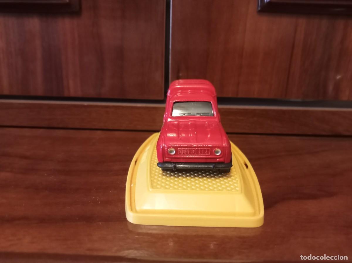 Coches a escala: Pilen Renault 4 bomberos - Foto 3