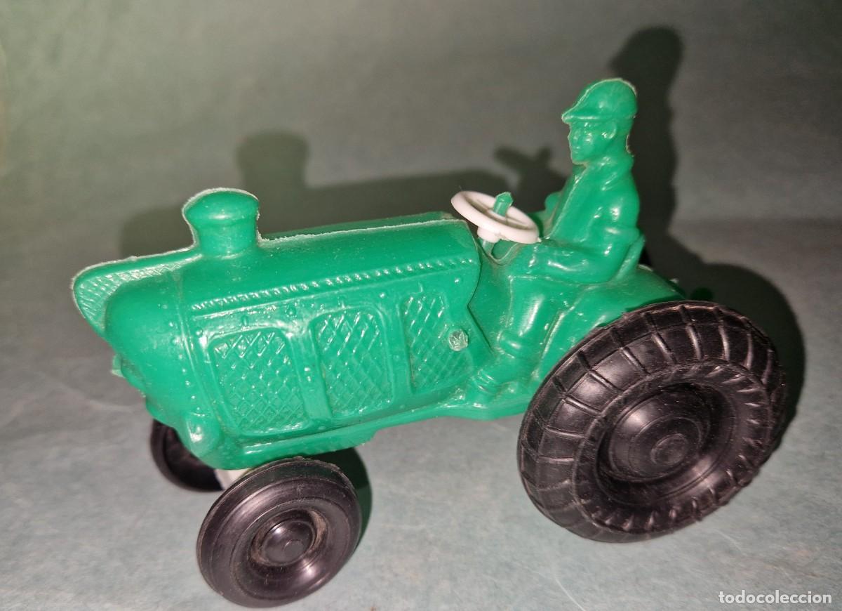 Coches a escala: ANTIGUO TRACTOR VERDE DE PL&Aacute;STICO SOPLADO