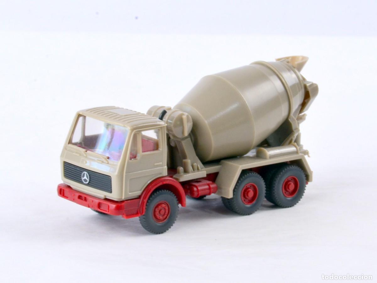 Coches a escala: Wiking Escala 1:87 H0 Cami&oacute;n Hormigonera Mercedes Benz NG Gris