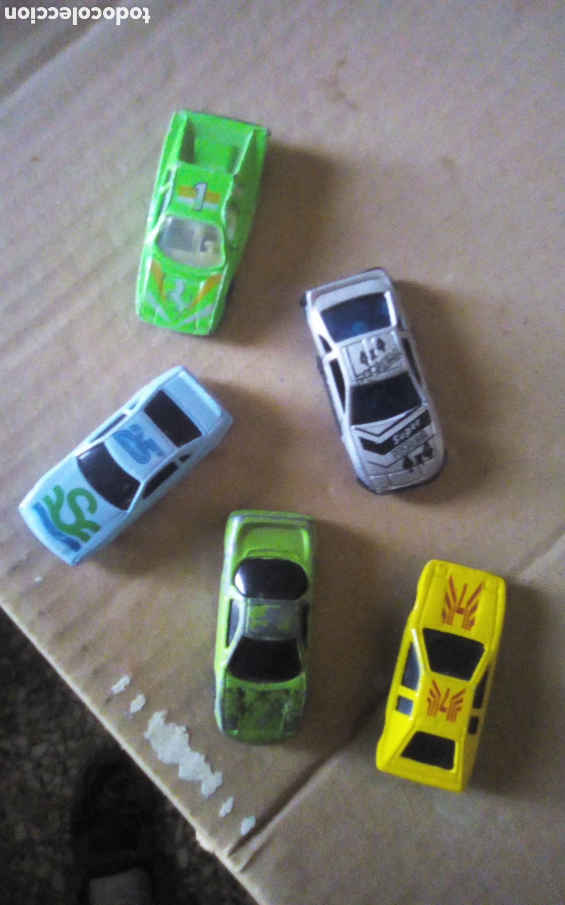 Coches a escala: 5 Coches deportivos de metal y pl&aacute;stico. Miden 6,5 cm.
