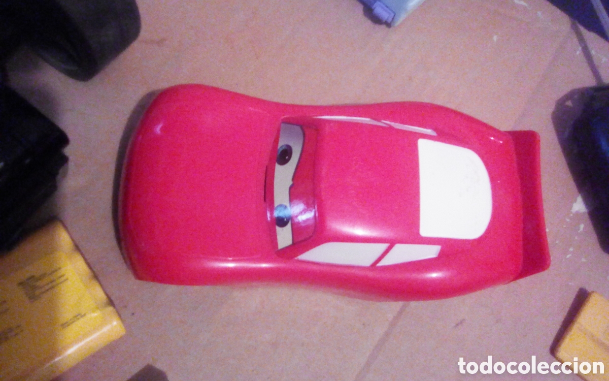 Coches a escala: Cars. Coche de pl&aacute;stico Rayo McQueen. Mide 18 cm.