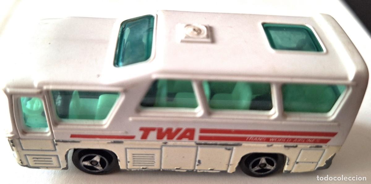 Coches a escala: COCHE ESCALA 1/87 ANTIGUO - AUTOBUS TWA AEROPUERTO - A&Ntilde;OS 80 - MARCA MAJORETTE - BUEN ESTADO
