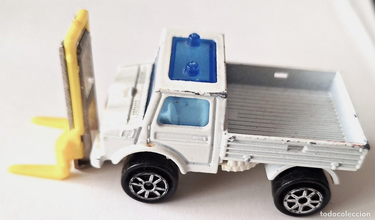 Coches a escala: COCHE ESCALA 1/82 - CAMION MERCEDES CON TRANSPALETS - A&Ntilde;OS 80 - MARCA MAJORETTE - BUEN ESTADO