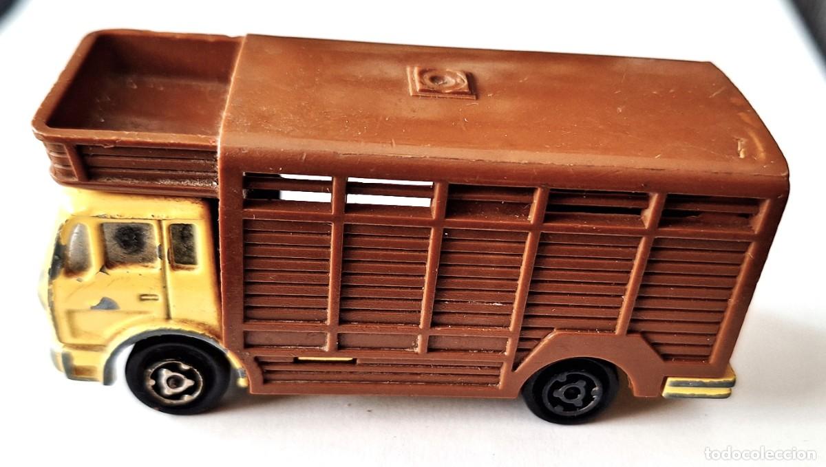 Coches a escala: COCHE ESCALA 1/100 - CAMION MERCEDES TRANSPORTE DE GANADO - A&Ntilde;OS 80 - MARCA MAJORETTE